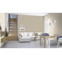 Salon lumineux avec escalier, canapé, table à manger et panneaux muraux