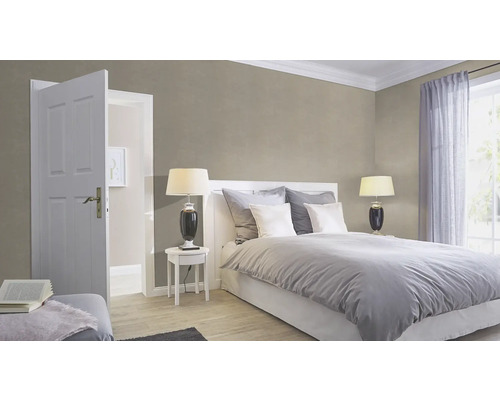 Chambre avec lit, table de chevet, lampe, rideaux et porte ouverte