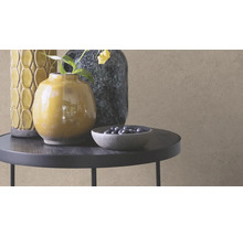 Vases décoratifs et un bol avec contenu sur une table d''appoint
