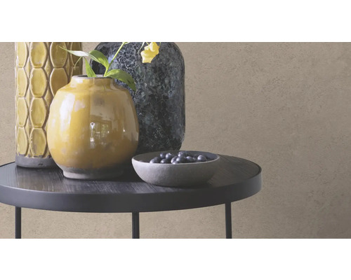 Vases décoratifs et un bol avec contenu sur une table d''appoint