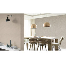 Salle à manger avec table, chaises et papier peint à motifs floraux