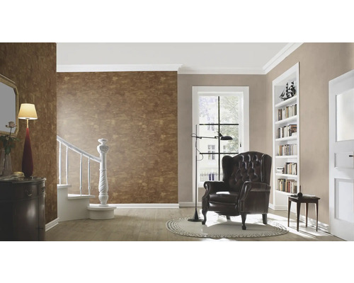 Salon avec papier peint marron, fauteuil et bibliothèque