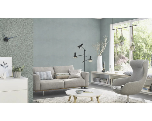 Salon avec canapé, fauteuil, lampadaire et papier peint à motifs