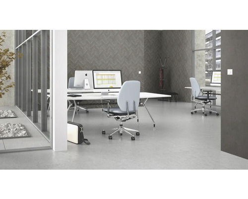 Espace de travail de bureau avec bureaux et chaises de bureau dans un design moderne.