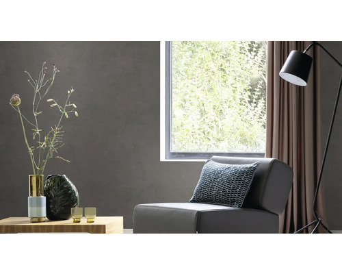 Salon avec fauteuil, lampadaire, table avec décoration et fenêtre