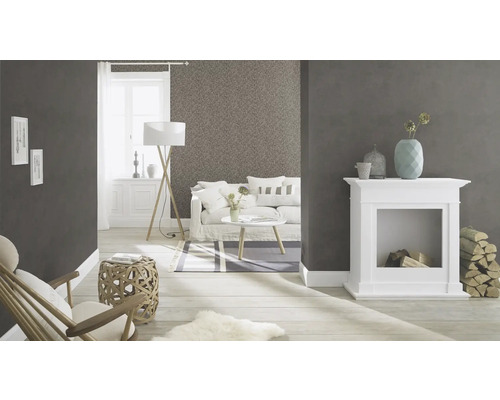 Salon avec canapé, cheminée et papier peint à motifs