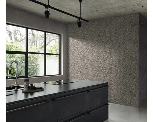 Cuisine moderne et lumineuse avec un papier peint à motifs de feuilles sur le mur