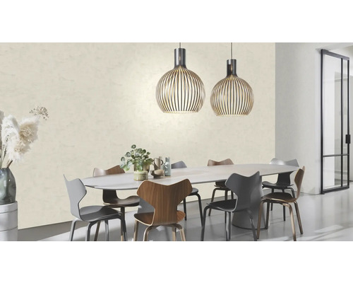 Salle à manger lumineuse avec table à manger, chaises et suspensions