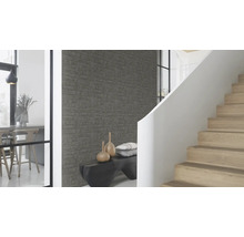 Heller Wohnraum mit Treppe, Bank und Wandpaneelen in Steinoptik