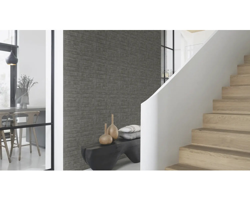 Pièce à vivre lumineuse avec escalier, banc et panneaux muraux aspect pierre