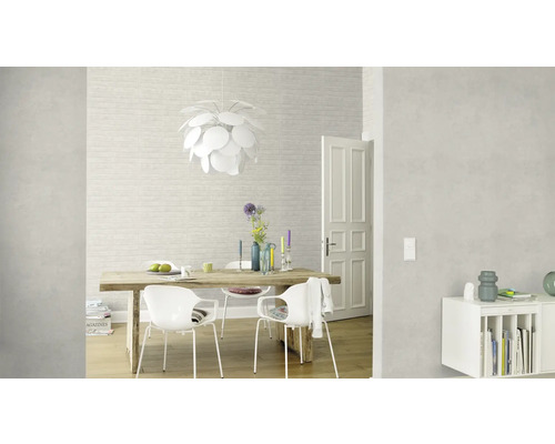 Salle à manger lumineuse avec table en bois, chaises et éclairage décoratif