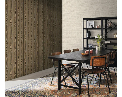 Salle à manger avec table, chaises, étagère et papier peint imitation bois