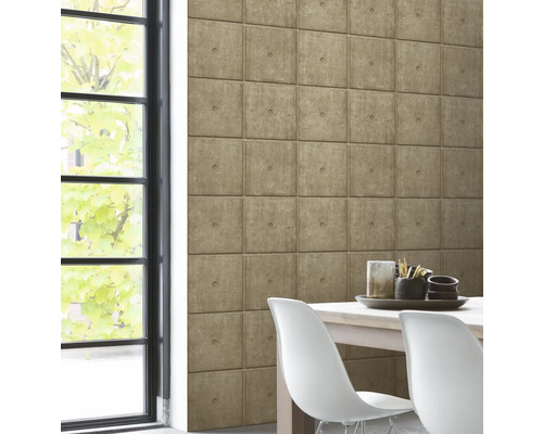 Intérieur moderne avec des panneaux muraux aspect béton à côté d''une fenêtre, d''une table et de chaises