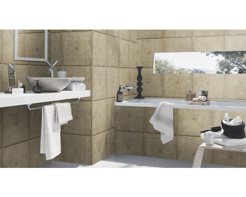 Salle de bains avec lavabo, baignoire et panneaux muraux en béton