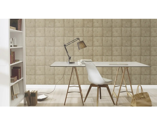 Bureau décoratif avec bureau, chaise, lampe et étagère devant un mur avec un papier peint à l''aspect béton carré.