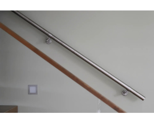 Rampe d''escalier en acier inoxydable fixée à un mur