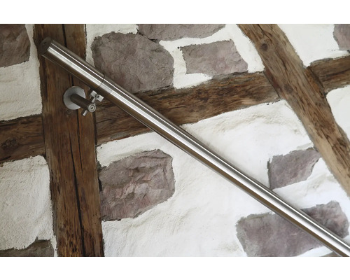 Rampe d''escalier en acier inoxydable sur un mur à colombages