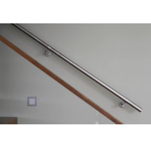 Garde-corps en acier inoxydable sur un escalier avec support mural