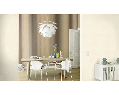 Salle à manger lumineuse avec table en bois, chaises et panneaux muraux