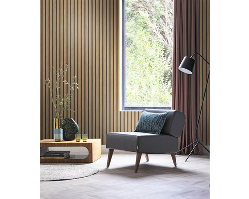 Salon avec panneaux acoustiques au mur, fauteuil, table basse et lampadaire