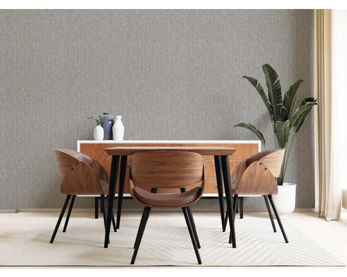 Salle à manger avec table à manger, chaises, buffet, plante et papier peint gris