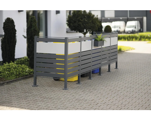 Cache-conteneurs avec jardinière et plusieurs poubelles à l''extérieur