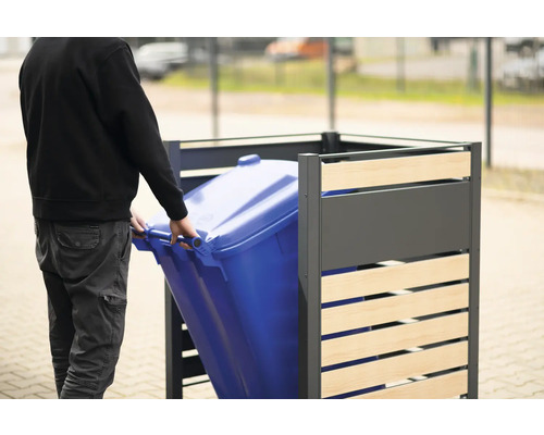 Cache-conteneur avec une personne plaçant une poubelle bleue à l''intérieur