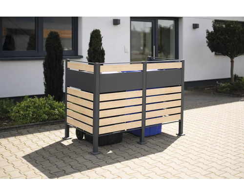 Cache-conteneurs avec revêtement en bois devant une maison