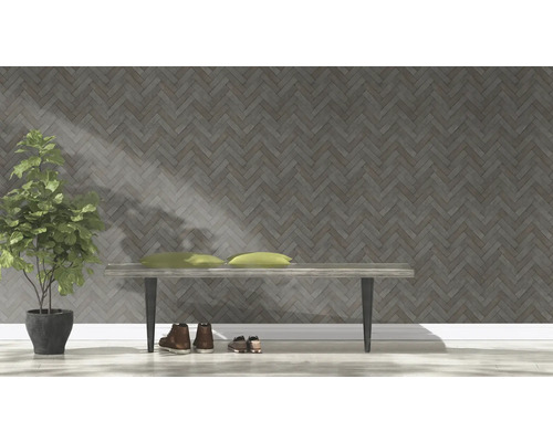 Scène d''aménagement avec banc, chaussures, plante et coussins devant un mur de briques