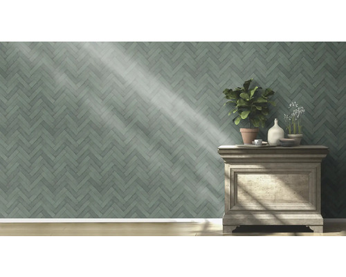 Mur avec papier peint à chevrons et commode avec plantes