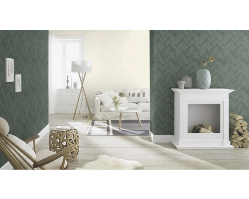 Salon avec papier peint à chevrons, cheminée et meubles