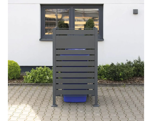 Cache-poubelle gris avec lamelles horizontales pour habillage extérieur des poubelles.