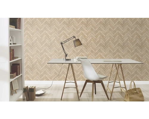 Bureau lumineux avec papier peint à chevrons, bureau, chaise et bibliothèque