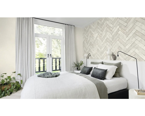 Chambre à coucher lumineuse avec lit, fenêtre et papier peint à motif de chevrons