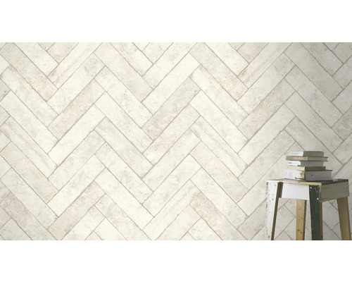 Helle Wandfliesen im Fischgrätenmuster