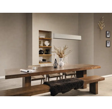 Salle à manger avec table en bois, banc et chaises dans un aménagement clair