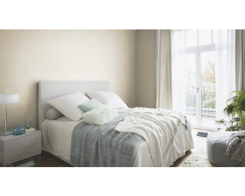 Chambre lumineuse avec lit, table de chevet et rideaux