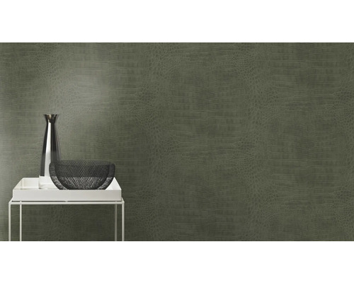 Vinyltapete mit Krokodillederoptik an einer Wand