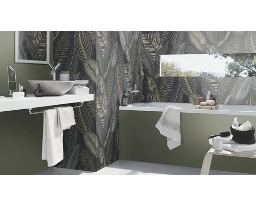 Salle de bains avec lavabo, baignoire et mur à motifs végétaux