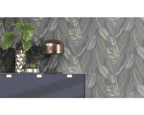 Décoration intérieure avec papier peint à motifs de plantes, commode, lampe et plantes d''intérieur