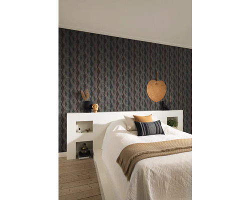 Chambre avec lit double, papier peint à motifs et table de chevet avec étagères