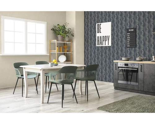 Salle à manger avec table à manger, chaises et comptoir de cuisine devant un papier peint structuré.