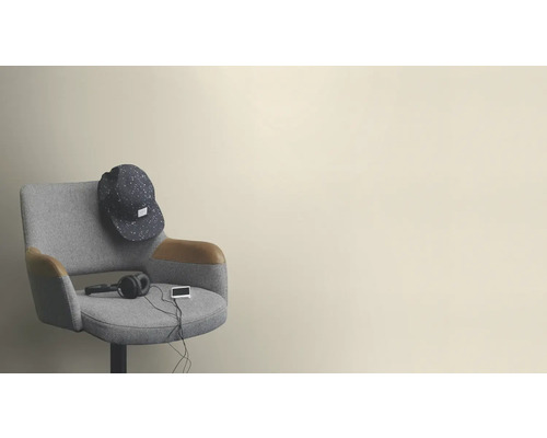 Fauteuil pivotant gris avec casque, casquette et lecteur de musique