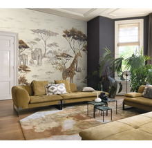 Wohnzimmer mit gemusterter Tapete, Sofa und Teppich