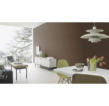 Wohnzimmer mit Esstisch, Stühlen, Sideboard und grossem Fenster