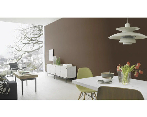 Salon avec table à manger, chaises, buffet et grande fenêtre