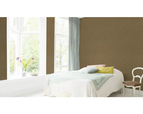 Schlafzimmer mit brauner Wand, Bett und Fenster