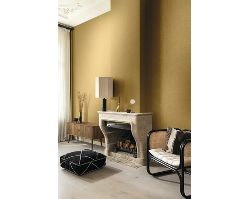 Salon avec papier peint à motifs, cheminée et sièges