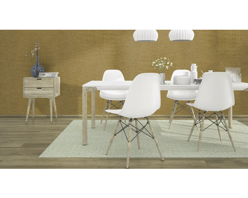 Salle à manger avec table, chaises, commode et décoration devant un mur à motifs