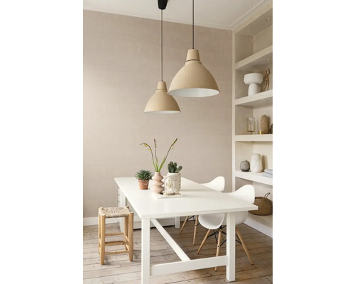 Salle à manger avec table à manger, chaises, tabouret de bar et deux suspensions